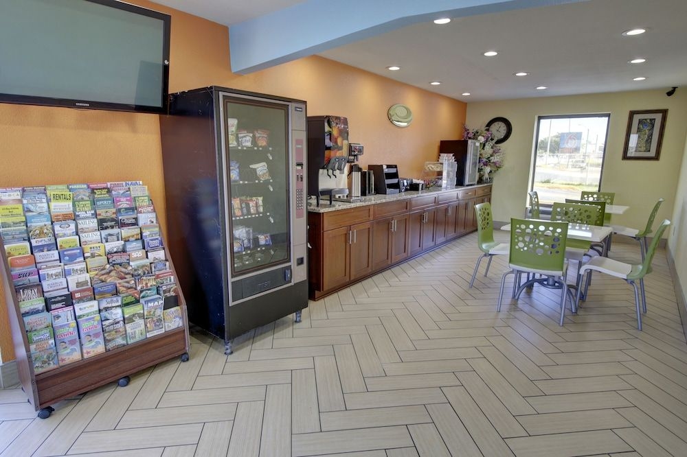 Econo Lodge at Military Circle0