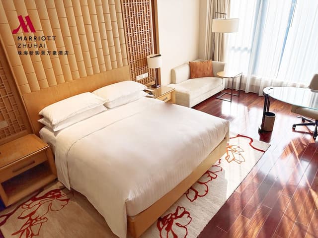 Deluxe Room, 1 King Bed, Smoking, City View