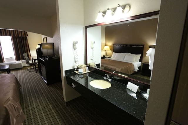 Deluxe Suite, 1 King Bed, Jetted Tub
