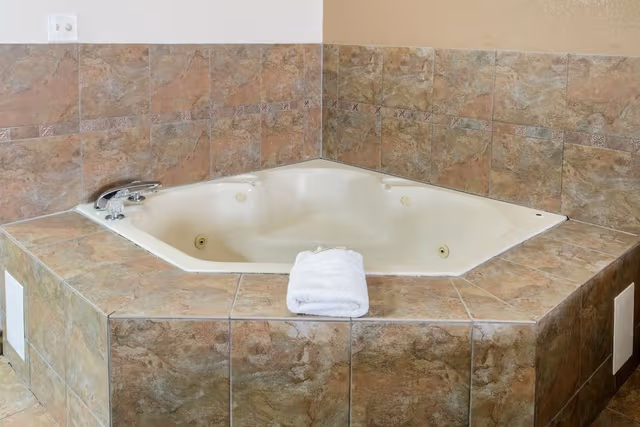 Deluxe Suite, 1 King Bed, Jetted Tub
