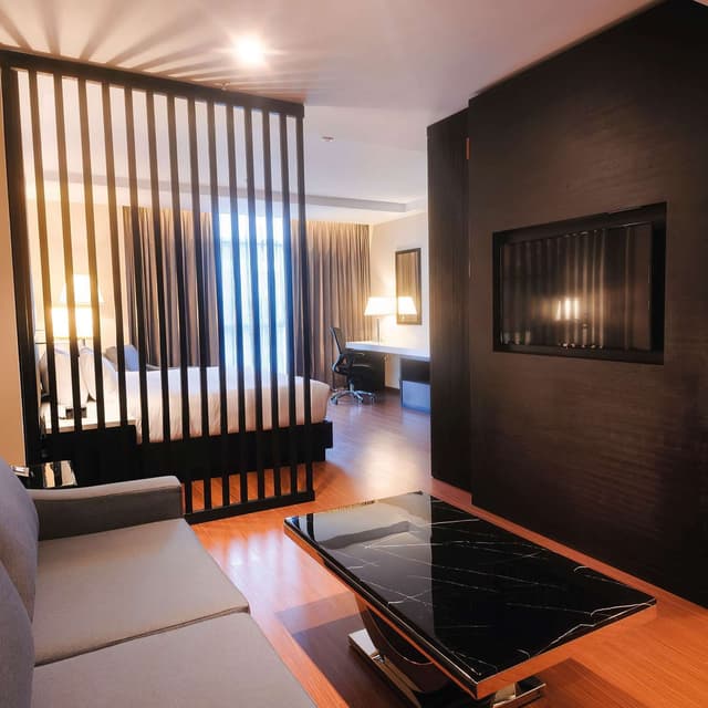 1 KING BED JUNIOR SUITE