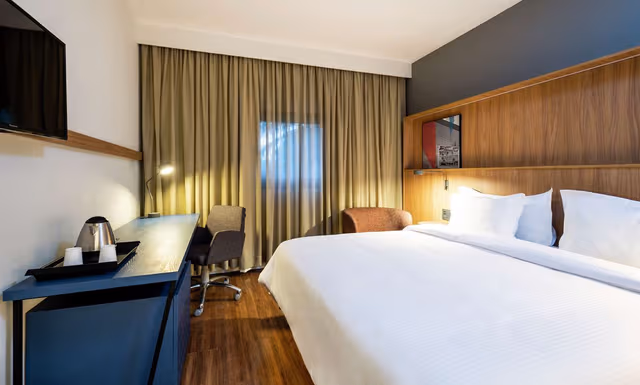 ONE QUEEN BED ROOM W/ MINI FRIDGE NON SMOKING