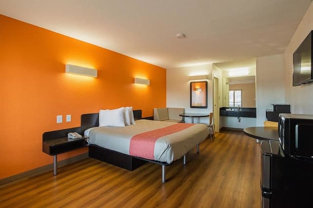 Standard Room, 1 King Bed, Accessible, Non Smoking