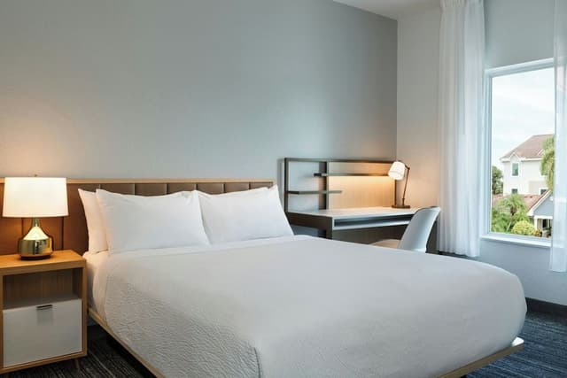 Suite, 2 Bedrooms (Mobility Accessible, Roll-in Shower)