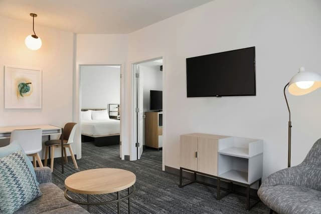 Suite, 2 Bedrooms (Mobility Accessible, Roll-in Shower)
