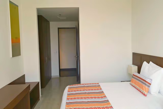 1 King Bed, Non-Smoking, Handicap Room, Microwave And Refrigerator, High Speed Internet Access, Coffee Maker, Hairdryer, Full Breakfast