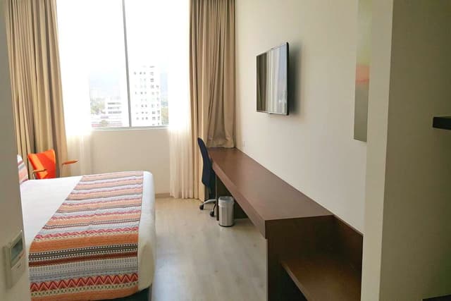1 King Bed, Non-Smoking, Handicap Room, Microwave And Refrigerator, High Speed Internet Access, Coffee Maker, Hairdryer, Full Breakfast