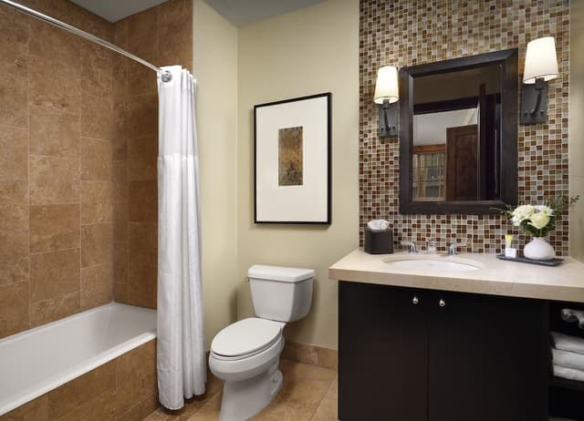 2 Bedroom Residence (2 Bath/1 with tub and separate shower)
