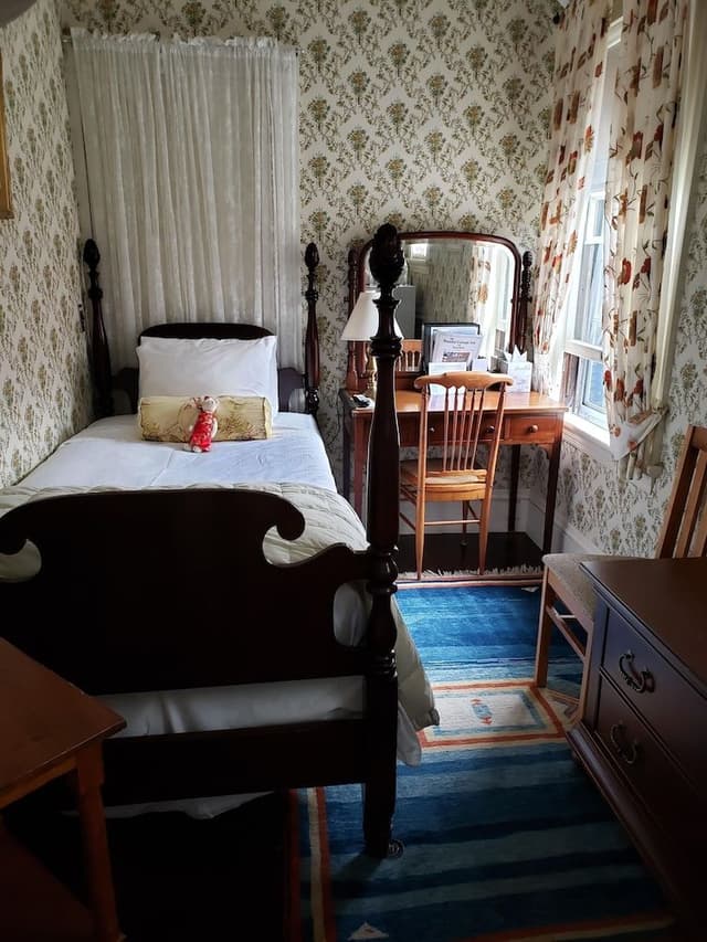 DORR ROOM - (ONE GUEST) 2ND FLOOR - PRIVATE BATH ACROSS HALL