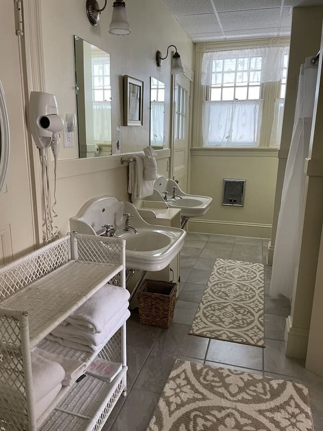 BUBBLES ROOM - 2ND FLOOR
