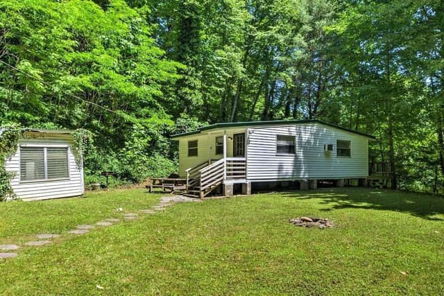 Silvermine Hideaway, Located 5 miles from Nantahala Cabins office