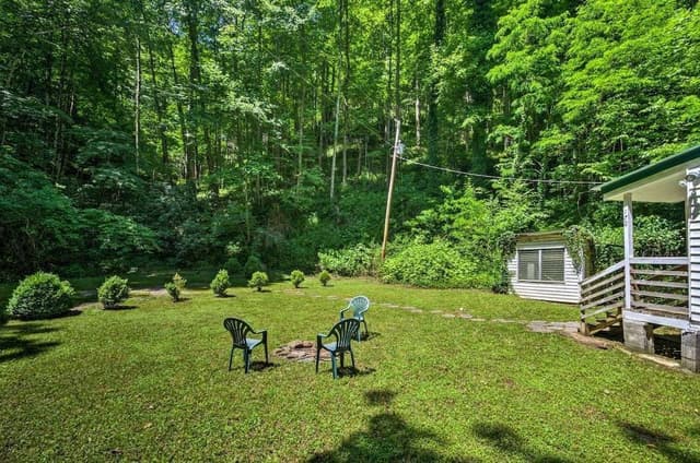 Silvermine Hideaway, Located 5 miles from Nantahala Cabins office