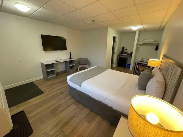 Standard Room, 1 Queen Bed, Refrigerator & Microwave, Ground Floor