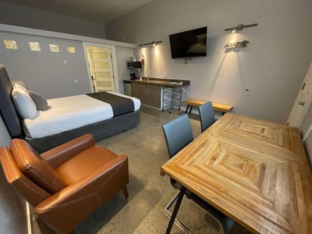 Deluxe Room, 1 Queen Bed, Kitchenette