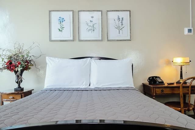 Private Room w/Full Bed & Private Ensuite Bathroom