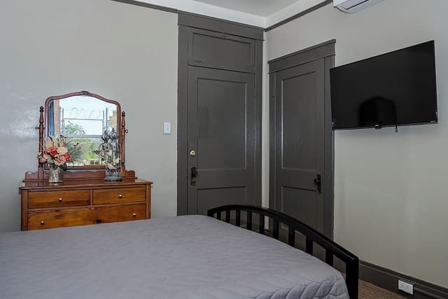Private Room w/Full Bed & Private Ensuite Bathroom