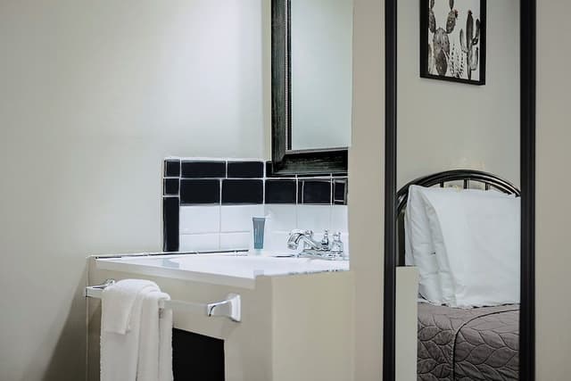 Hostel Room Twin Bed w/Shared Bathroom in Hallway