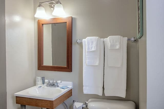 Private Room w/Full Bed & Private Ensuite Bathroom