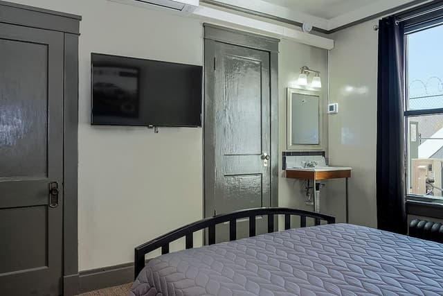 Private Room w/Full Bed & Private Ensuite Bathroom