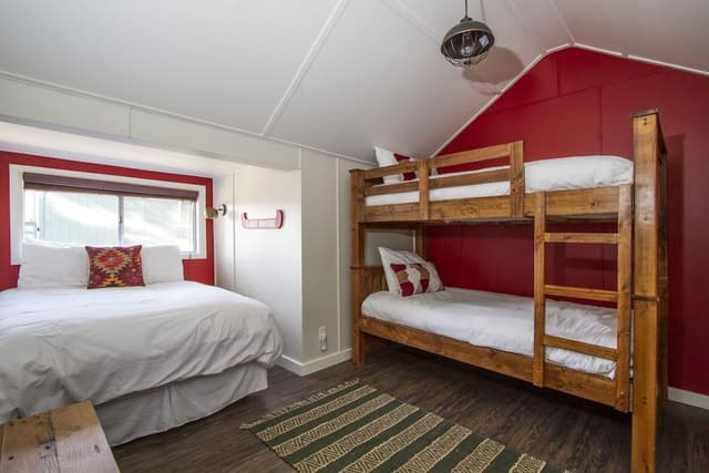 Cabin, 3 Bedrooms, 2 Bathrooms (#8)