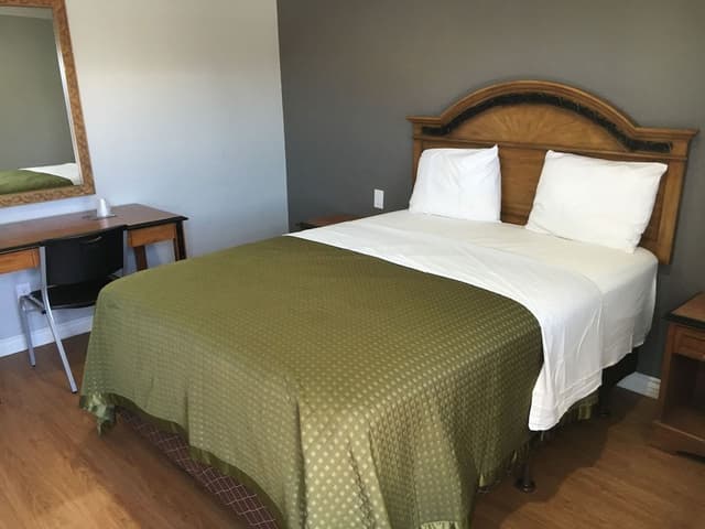 Standard Room, 1 Queen Bed