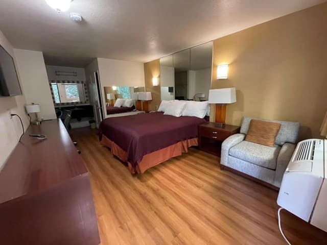 Single Room, 1 King Bed, Non Smoking, Private Bathroom