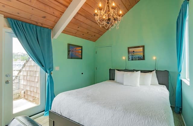 Deluxe Room, 1 King Bed, Bay View