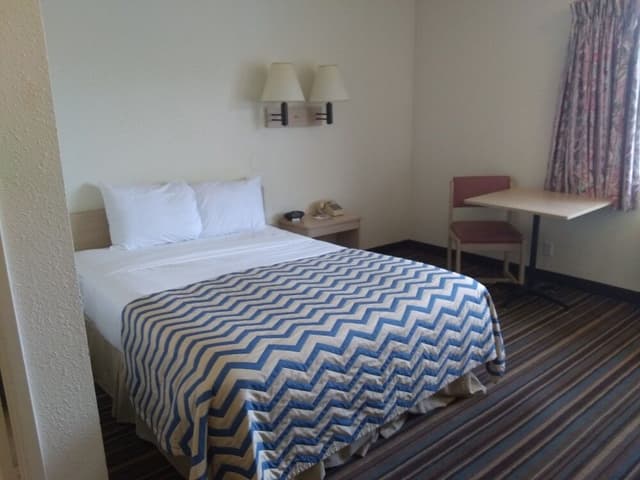 Standard Single Room, 1 Queen Bed, Non Smoking, Private Bathroom