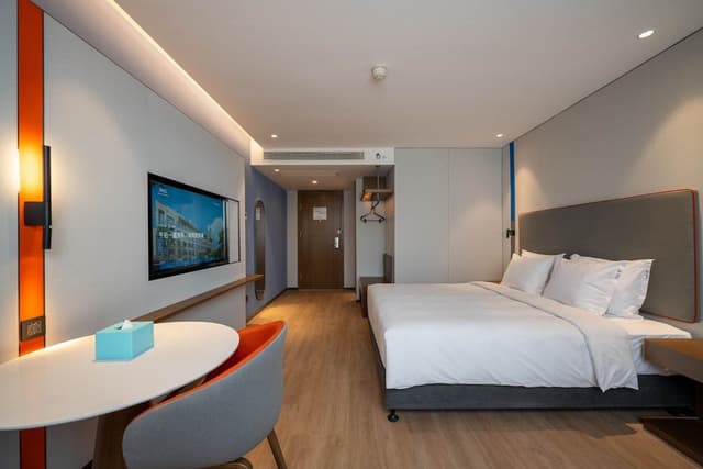 Standard Room, 1 King Bed (Extra Floor Space)
