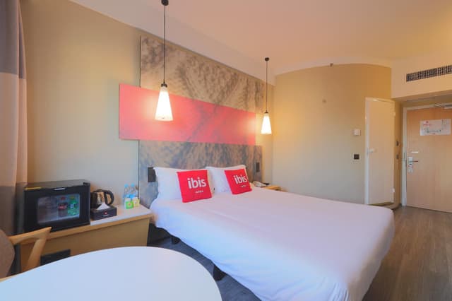 Business Queen Room