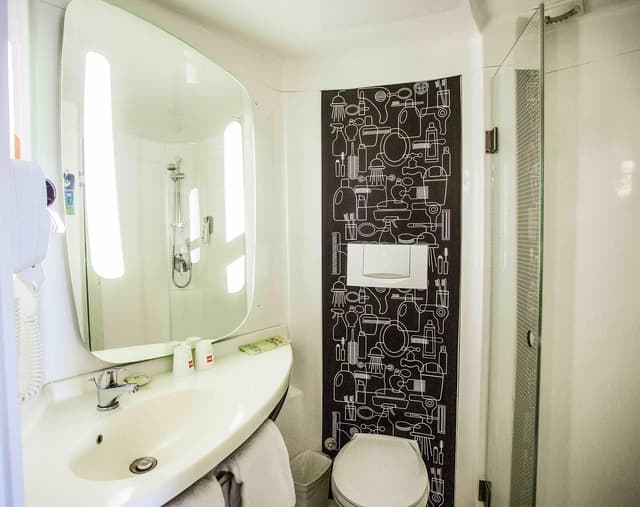Business Queen Room