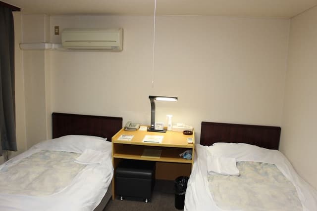 Twin Room, Smoking (A)