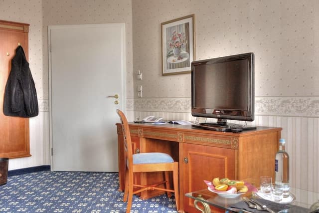 Classic Double Room, Partial Lake View