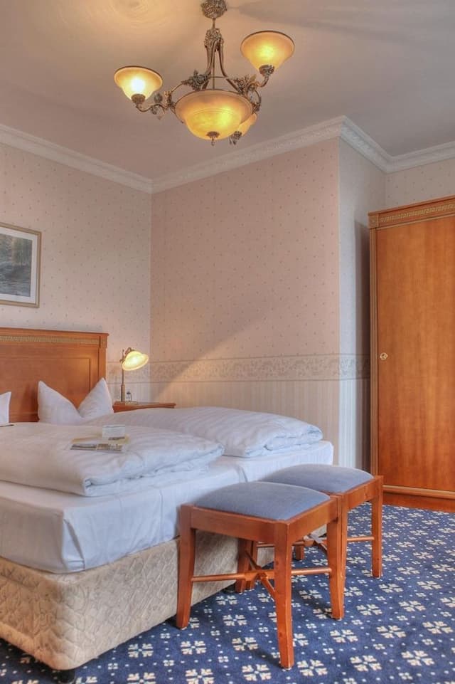 Classic Double Room, Partial Lake View