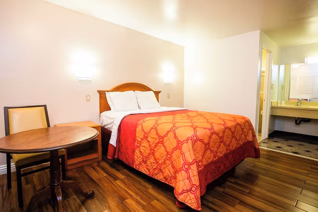 Deluxe Room, 1 Queen Bed, Refrigerator & Microwave