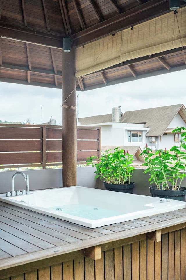 Rooftop Executive Suite With Jetted Tub