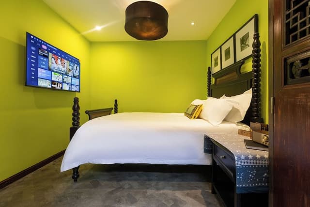 Elite Room, 1 Queen Bed, Courtyard View, Courtyard Area