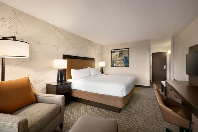 1 KING BED PREMIUM ROOM