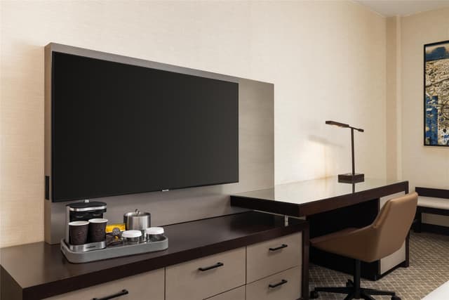 1 KING BED PREMIUM ROOM