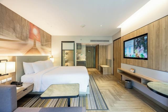 Premium Room, 1 King Bed, Balcony, Pool View