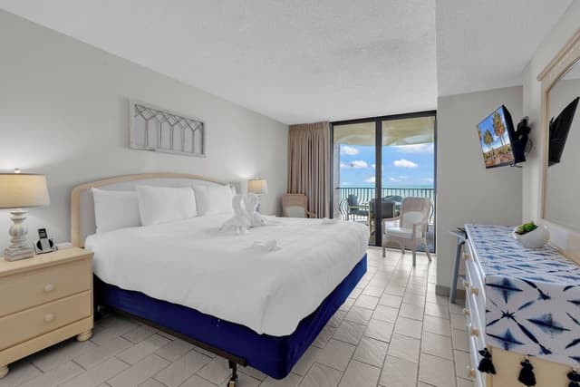 Signature Condo, 3 Bedrooms, Balcony, Ocean View