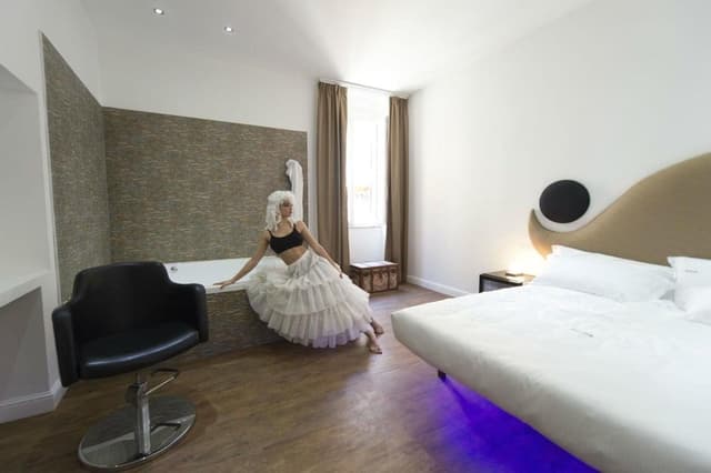 Suite, Jetted Tub