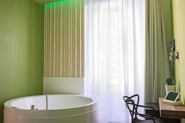 Suite, Jetted Tub