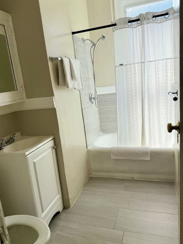 Standard Room, 1 Queen Bed, Private Bathroom