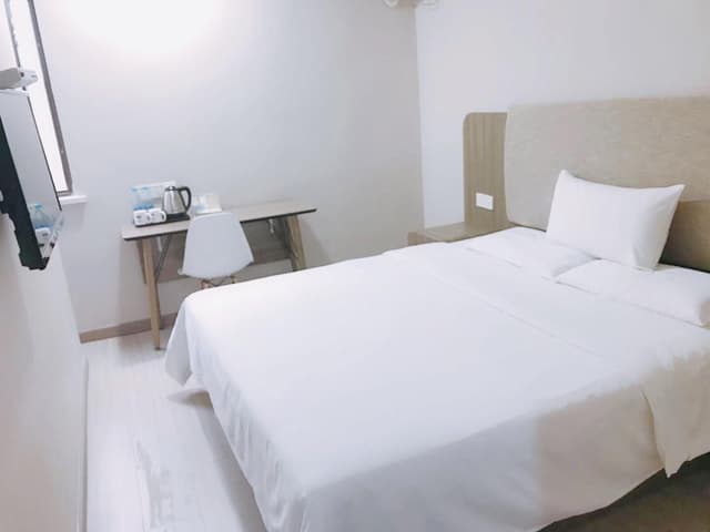 Huazhu - Room With Bed