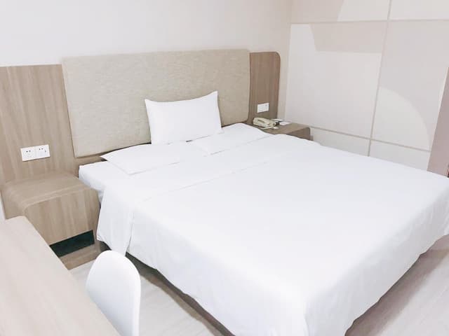 Huazhu - Room With Bed