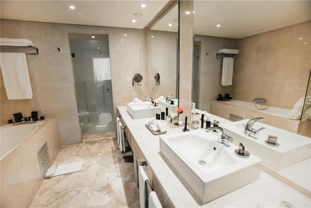 KING ONE BEDROOM DELUXE SUITE