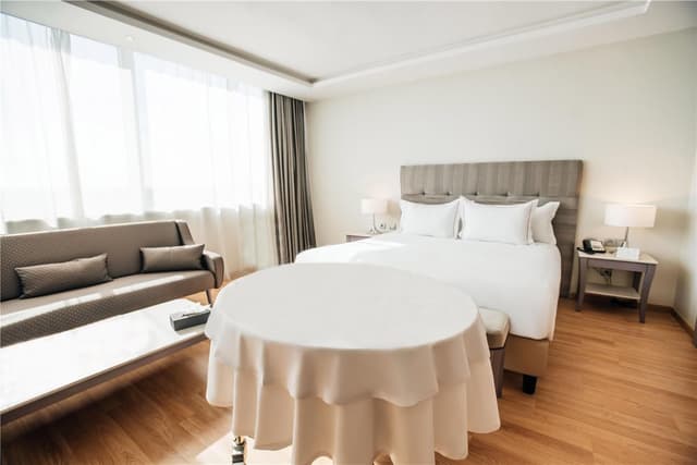 KING ONE BEDROOM DELUXE SUITE