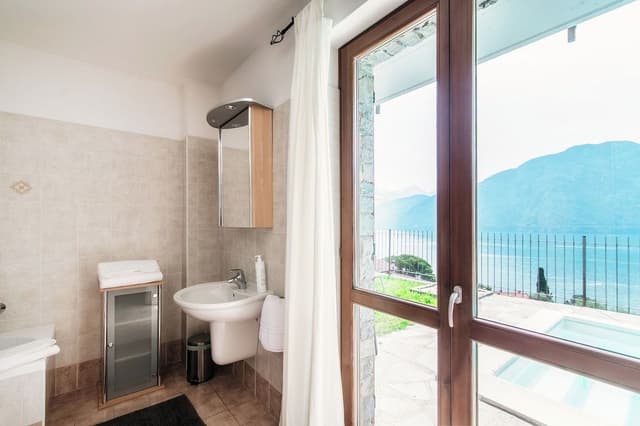 Villa, Lake View