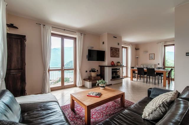 Villa, Lake View